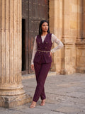 Conjunto chaleco cruzado y pantalón ciruela